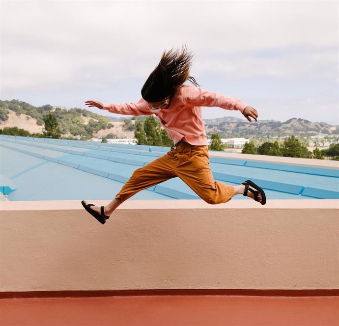 Archivo - Teva presenta sus versátiles y sostenibles sandalias para un estilo de vida urbano.