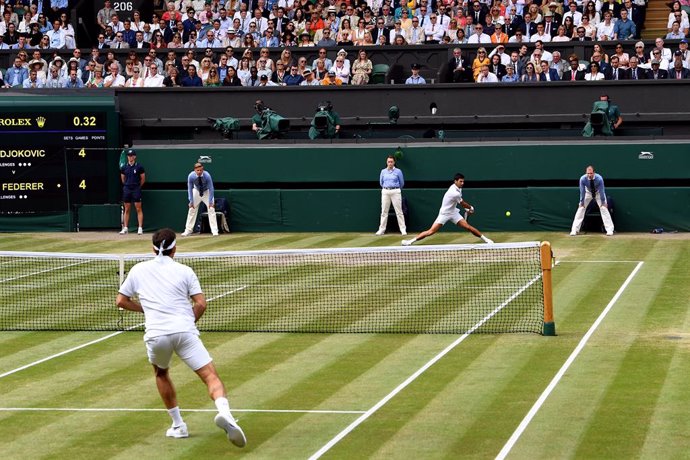 Archivo - 14 July 2019, England, London: Swiss tennis player Roger Federer in action against Serbia's Novak Djokovic during their men's singles final match on day thirteen of the 2019 Wimbledon Grand Slam tennis tournament at the All England Lawn Tennis