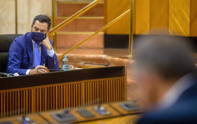 El presidente de la Junta de Andalucía, Juanma Moreno, en una foto de archivo en el Pleno del Parlamento.