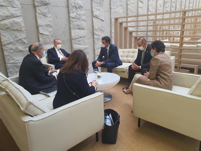 El presidente del Gobierno, Pedro Sánchez, se reúne con el presidente de Turquía, Recep Tayyip Erdogan, en los márgenes de la cumbre de la OTAN