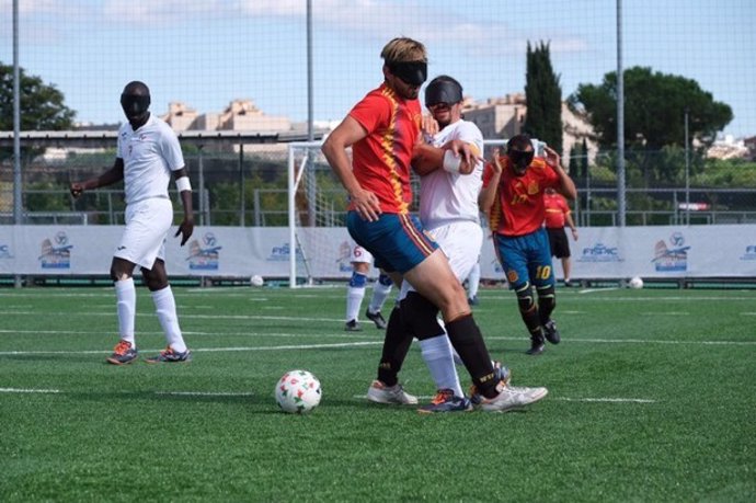 Archivo - Un jugador español y uno francés disputan un balón en la final del Campeonato de Europa de fútbol para ciegos