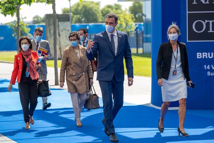 El presidente del Gobierno, Pedro Sánchez (2d) llega a la reunión de jefes de Estado y de Gobierno de la OTAN, acompañado de la ministra de Asuntos Exteriores, Unión Europea y Cooperación, Arancha González Laya (2i), y de la ministra de Defensa, Margari