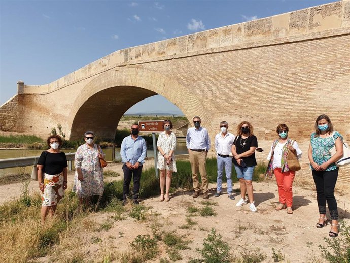 La consejera de Cultura y Deporte, Rebeca Esnaola, y el alcalde de Cortes, Fernando Sierra, con concejales del Ayuntamiento y responsables del Servicio de Patrimonio Histórico