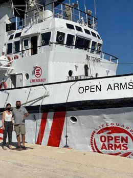 La eurodiputada y portavoz federal de IU, Sira Rego, junto al capitán del barco Open Arms, retenido en el puerto de Pozzallo (Sicilia)-