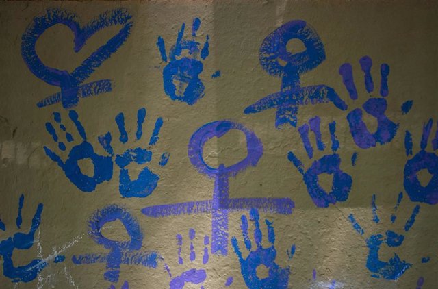 Un mural con siluetas de manos y el símbolo de la mujer, en Villa de Vallecas.