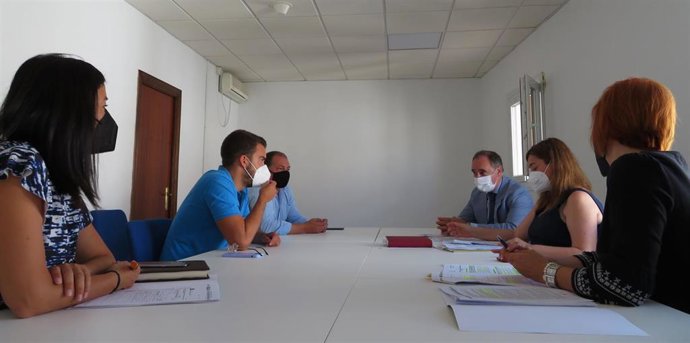 El delegado de Empleo en Huelva, Antonio Augustín, y la asesora de programas del IAJ en Huelva, Marina Gómez, en su visita al Ayuntamiento de Aljaraque.