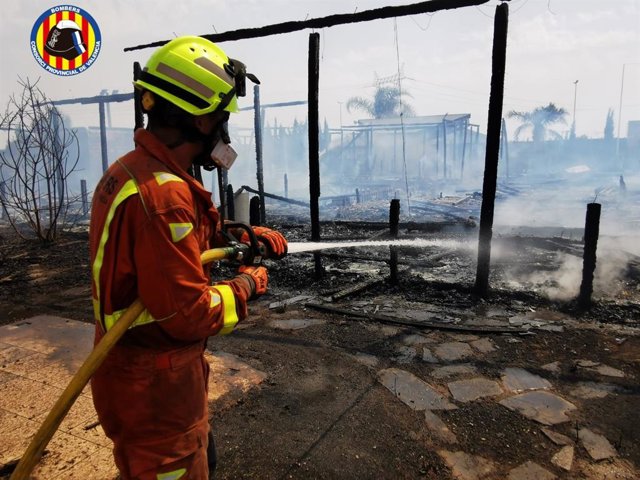 Bomberos sofocan un incendio en una empresa de viveros de San Antonio de Benagéber (Valencia)