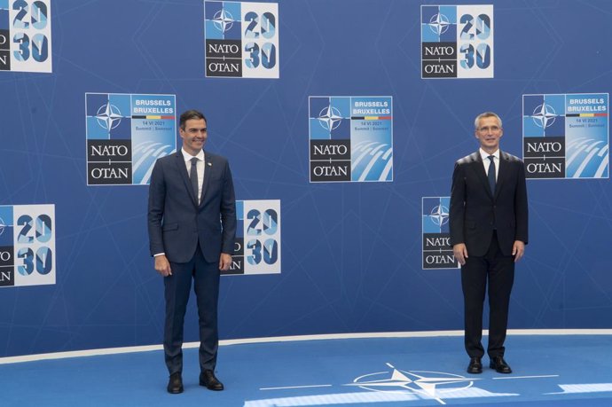 El presidente del Gobierno, Pedro Sánchez, y el secretario general de la OTAN, Jens Stoltenberg