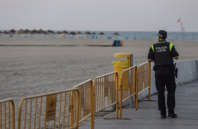 Archivo - Arxiu - Un policia local fa gurdia en la platja de la Malva-rosa durant la nit de Sant Joan