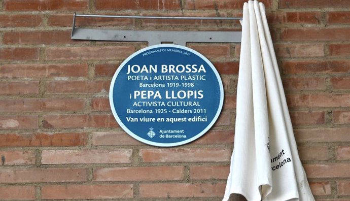 Imatge de la placa que l'Ajuntament de Barcelona ha dedicat al poeta i artista visual Joan Brossa i a l'activista cultural Pepa Llopis