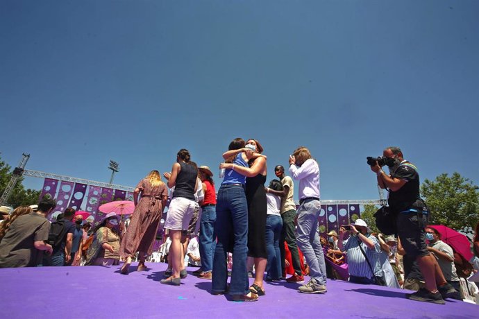 La nueva líder de Podemos, Ione Belarra (i), abraza a la secretaria de Derechos LGTBI en Podemos, Ángela Rodríguez Pam (d), tras ser elegida, Belarra como secretaria general del partido con el 89% de los votos con su candidatura `Crecer, en la IV Asamble