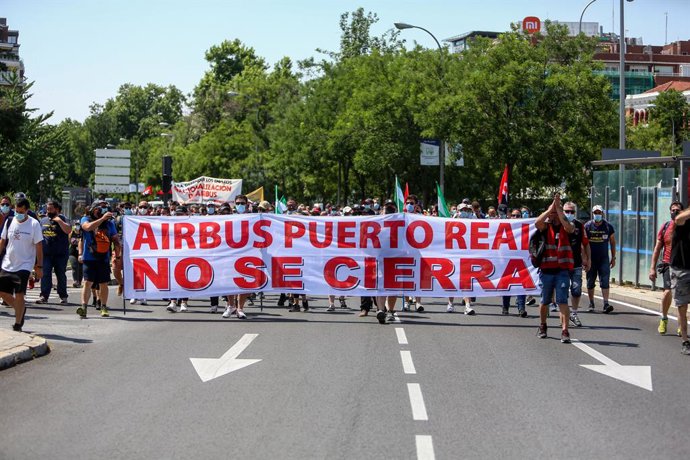 Varios trabajadores de la factoría Airbus en Getafe con una pancarta en la que se lee: "Airbus Puerto Real no se cierra", durante una manifestación por el cierre de la planta de Puerto Real por parte de la compañía, en la plaza de Cibeles, a 11 de junio