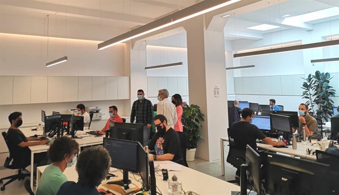 Trabajadores que gestionan la plataforma web ajutscovid.Atib.Es.