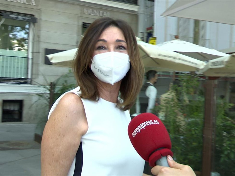 Ana Rosa Quintana sale de un restaurante con amigas