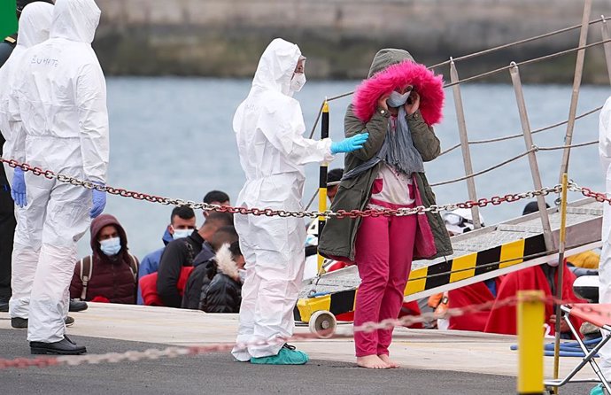 Una migrante tras haber sido rescatada de una patera en Fuerteventura, Canarias.