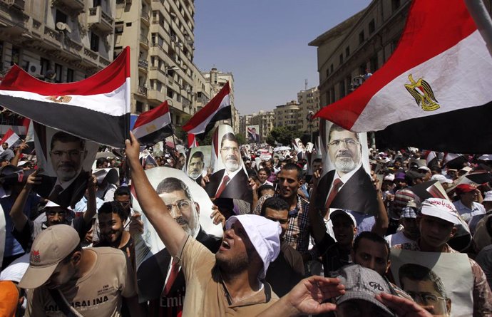 Archivo - Miembros de los Hermanos Musulmanes y seguidores del depuesto presidente egipcio Mohamed Mursi gritas consignas y cierran calles en El Cairo durante una protesta en el centro de la ciudad, 22 de julio de 2013. REUTERS/Amr Abdallah Dalsh. Los p