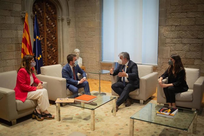 La consellera de Presidencia, Laura Vilagr, el presidente de la Generalitat, Pere Aragons, el presidente de Junts en el Parlament, Albert Batet, y su portavoz, Mnica Sales, en una reunión para iniciar la ronda de contactos con los grupos parlamentari