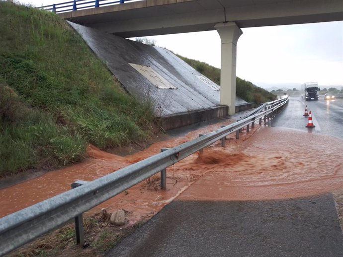Una carretera en La Rioja afectada por las tormentas