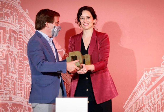 La Presidenta En Funciones De La Comunidad De Madrid, Isabel Díaz Ayuso, Ha Recibido Este Lunes El Premio A La Mujer Del Año, De Manos Del Alcalde De Madrid, José Luis Martínez-Almeida.