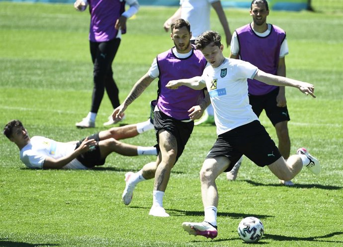 14 June 2021, Austria, Seefeld: Austria's Marko Arnautovic and Michael Gregoritsch (R) take part in a training session ahead of Thursday's UEFA EURO 2020 Group C soccer match against the Netherlands. Photo: Robert Jaeger/APA/dpa