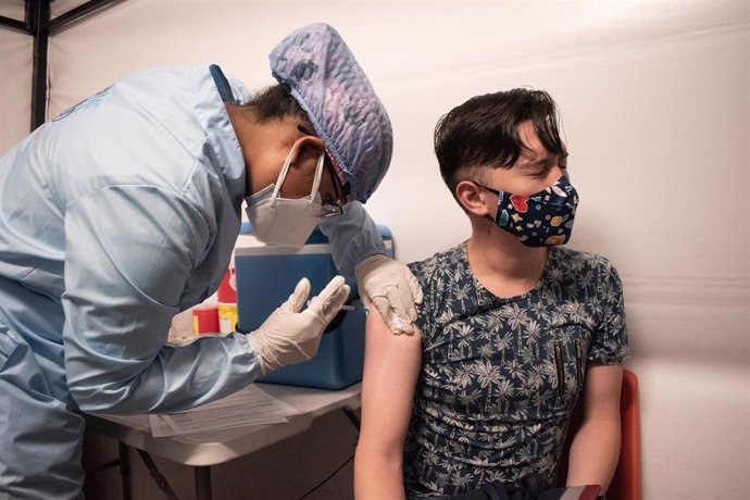 12 June 2021, Colombia, Bogota: A man receives a dose of the BioNTech/Pfizer vaccine at a vaccination centre. Photo: Daniel Romero/LongVisual via ZUMA Wire/dpa