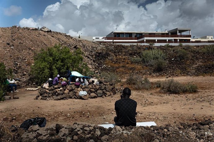 Makha, junto a otros migrantes, en una playa de Tenerife , donde viven