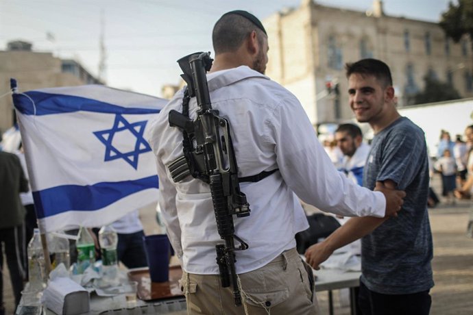 Archivo - 10 May 2021, Israel, Jerusalem: Israelis march with national flags celebrating the Jerusalem liberation day. Photo: Ilia Yefimovich/dpa