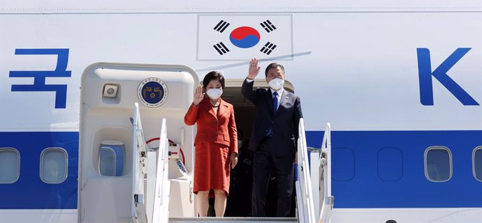 14 June 2021, United Kingdom, Cornwall: South Korean President Moon Jae-in (R) and his wife, Kim Jung-sook, wave at Cornwall Airport Newquay prior to their departure for Austria for a three-day state visit after attending the G7 Summit in England. Photo
