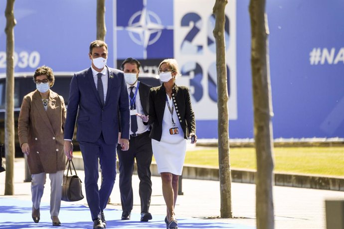 El presidente del Gobierno, Pedro Sánchez (2i) llega a la reunión de jefes de Estado y de Gobierno de la OTAN, acompañado de la ministra de Asuntos Exteriores, Unión Europea y Cooperación, Arancha González Laya (1i),  a 14 de junio de 2021, en Bruselas 