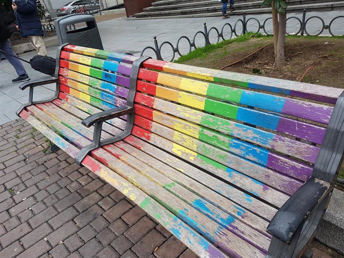 Archivo - Banco con los colores de la bandera arcoíris en Puente de Vallecas.