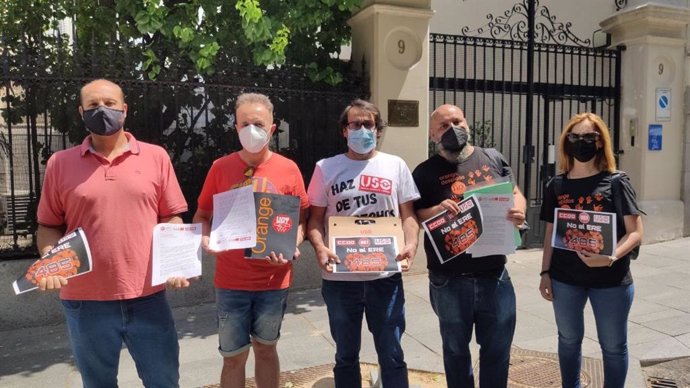 Representantes sindicales de Orange frente a la embajada de Francia en Madrid.