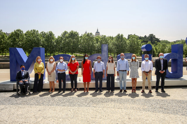 El alcalde de Madrid, José Luis Martínez-Almeida (6d), y la vicealcaldesa, Begoña Vilacís (6i) posan con el resto de la corporación municipal, durante el acto en el que el Ayuntamiento 