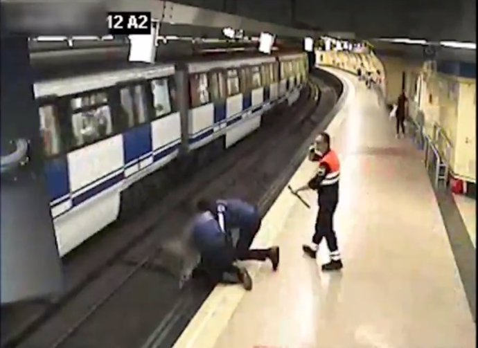 Agentes municipales rescatan a una chica que saltó a las vías del Metro en Lavapiés (Madrid)
