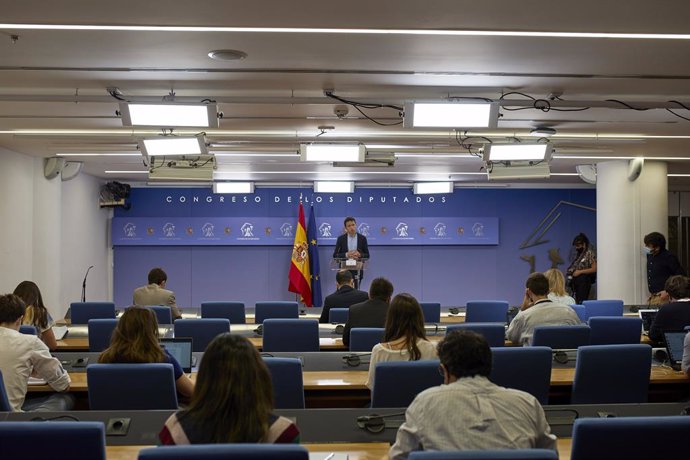 El líder de Más País, Íñigo Errejón, interviene en una rueda de prensa anterior a una Junta de Portavoces, a 8 de junio de 2021, en la Sala Constitucional del Congreso de los Diputados, Madrid, (España).