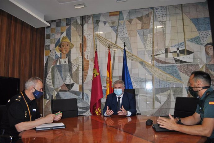 El delegado del Gobierno, José Vélez, con el jefe Superior de Policía, Alfonso Navarro, y Diego Mercader, teniente coronel Jefe de Operaciones, Policía Judicial e Información de la Guardia Civil de Murcia