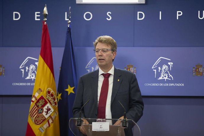 El portavoz del PDeCAT en el Congreso, Ferran Bel, interviene en una rueda de prensa anterior a una Junta de Portavoces, a 8 de junio de 2021, en la Sala Constitucional del Congreso de los Diputados, Madrid, (España).