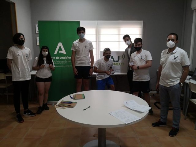 Entrega de tarjetas IAJ Connecter a corresponsales juveniles.