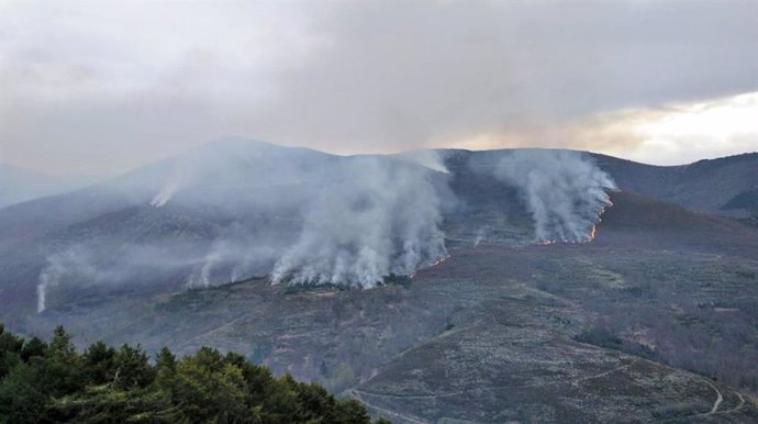 Archivo - Incendio que afecta a la zona de Los Ancares, en León.