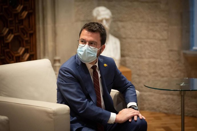 El president de la Generalitat, Pere Aragons, durante una reunión con el presidente de Junts en el Parlament, Albert Batet y la portavoz de la formación, Mnica Sales. ARCHIVO.