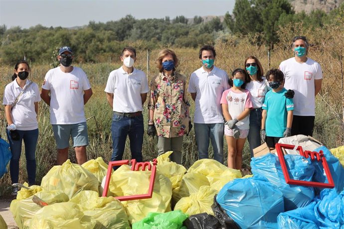 La Reina Sofía, junto a voluntarios, ha recogido los residuos abandonados en plena naturaleza, a 12 de junio de 2021, en Rivas-Vaciamadrid (España).