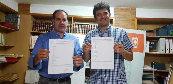 Santiago Román (Cs) i Jaime Albero (PSPV) després de la firma del pacte de govern al juny de 2019 a Sant Joan