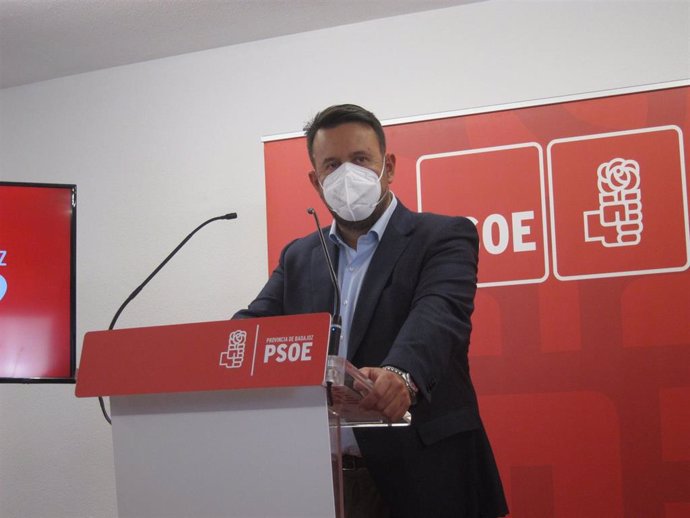 El secretario provincial del PSOE de Badajoz, Rafael Lemus, en rueda de prensa en Badajoz