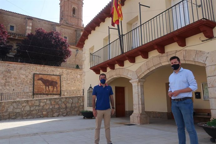 El portavoz del PP en el Ayuntamiento de Teruel, Javier Domingo, y el concejal de Barrios Rurales, Carlos Aranda, de Cs, ante el consultorio de Concud