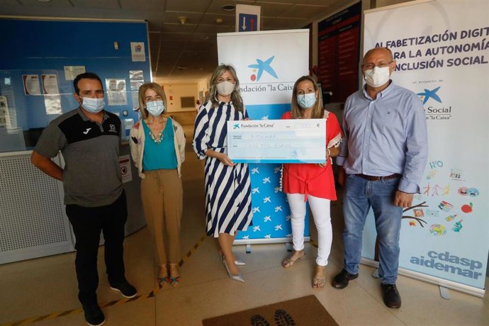 La asociación Aidemar recibe el apoyo de la Fundación la Caixa y CaixaBank para crear una pista deportiva en el Centro de Día de San Pedro del Pinatar