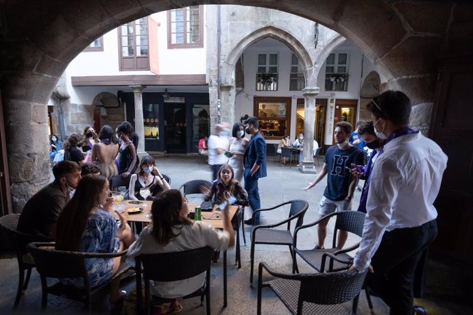 Varias personas durante el primer día de apertura de bares y cafeterías hasta la 1 de la madrugada, a 11 de junio de 2021, en Santiago de Compostela, A Coruña