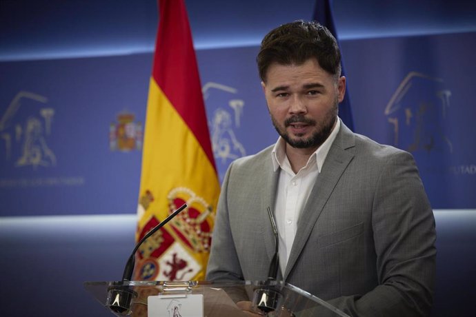 Archivo - El portavoz del grupo parlamentario de ERC, Gabriel Rufián, interviene en una rueda de prensa anterior a una Junta de Portavoces, a 11 de mayo de 2021, en el Congreso de los Diputados, Madrid, (España).