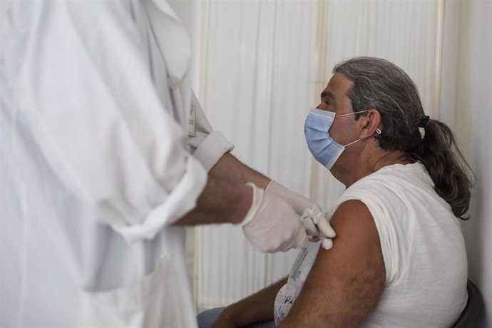 Archivo - Un hombre recibe la vacuna contra la COVID-19 en la isla griega de Milos. 