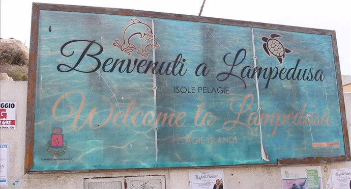 Archivo - Cartel de bienvenida en la isla italiana de Lampedusa