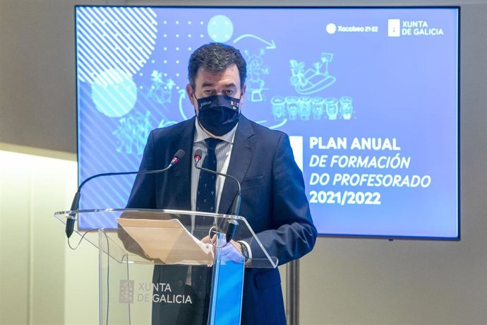 El conselleiro de Cultura, Educación e Universidade, Román Rodríguez, presenta el 'Plan de Formación do Profesorado do curso 2021-2022'.