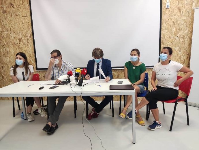 De izda a dcha, Molero, Santamaría, Martínez, Sanz y Caballero explican el nuevo Espacio Colaborativo.